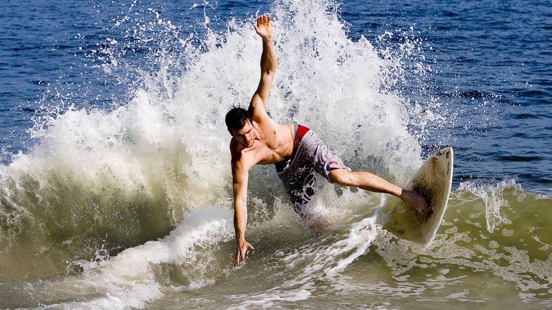 开云体育-绿茵绝杀与羽球统治,跨越赛场的胜利法则
